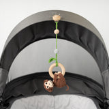 Gehäkelter Spielbogen-Anhänger Affe CHARLIE aus Bio-Baumwolle von SindiBaba_Fair-Trade und in Handarbeit hergstellt_Anhänger am Kinderwagen