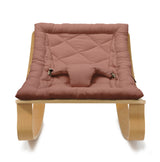 Frontansicht von Babywippe LEVO von Charlie Crane mit Bezug in Bois de Rose