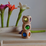 Bauspiel Zauberwürfel vor Filz-Blumen