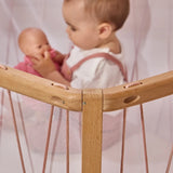 Kind am Spielen in Babybett KIMI von Charlie Crane in Bois de Rose Farbton