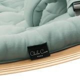 Detailansicht Label von Babywippe Levo von Charlie Crane mit Bezug Organic Farrow