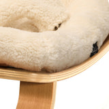 Detailansicht Fell-Bezug von Babywippe LEVO von Charlie Crane mit Fell Bezug "Fur Milk"