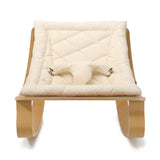 Frontansicht von Babywippe LEVO von Charlie Crane mit Bezug in Organic Milk Farbe
