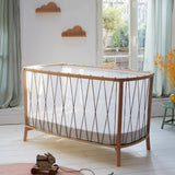 Geschlossenes Babybett KIMI von Charlie Crane mit braunen Schnüren in Wohnzimmer