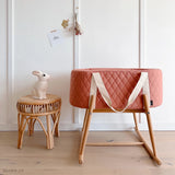 Charlie Crane Moseskorb in Organic Bois de Rose mit Holzgestell in Zimmer stehend