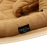 Ansicht Label von Charlie Crane Levo Babywippe aus Buche mit Camel-Bezug