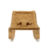 Frontalansicht Charlie Crane Levo Babywippe aus Buche mit Camel-Bezug
