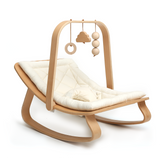 Holz-Spielbogen von Charlie Crane mit Babywippe Levo