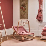 Holz-Spielbogen von Charlie Crane mit Babywippe Levo in Bois de Rose