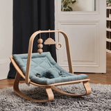 Babywippe LEVO von Charlie Crane mit separat erhältlichem Holz Spielbogen