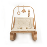 Frontansicht von Holz-Spielbogen von Charlie Crane mit Babywippe Levo