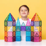Junge hat Schloss aus Connetix Glitter Castle Pack gebaut
