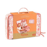Verpackung von POMEA Puppe Lily im Koffer von Djeco