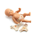 Puppe mit 3 Stoffwindeln der POMEA-Kollektion von Djeco