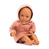 Puppe mit 3-teilige Puppenkleidung "Peach" aus der POMEA-Kollektion von Djeco