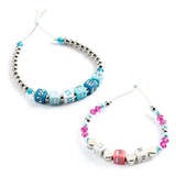Schmuck basteln_Silberne Buchstaben von Djeco_Beispiele