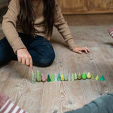 Kind spielt auf Boden mit Forest Tree Holzbäumen von Grapat