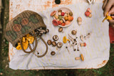 Mushroom Growe Holzpilze von Grapat auf Gartentisch mit echten Pilzen