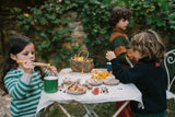 Kinder an Tisch spielen mit Mushroom Growe Holzpilzen von Grapat