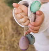 Grapat Osterdekoration Aurora Eggs in Kinderhänden gehalten