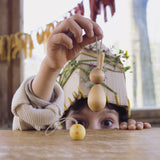 Kind spielt mit Grapat Osterdeko Hop and Peep