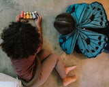 2 Kinder spielen mit The Animal Crew Holzfiguren von Grapat