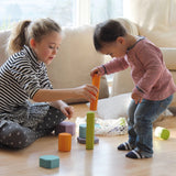 Kinder spielen mit 16 Baumscheiben von Grimm's