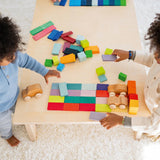 Zwei Kinder am Spielen mit Farbtafel Rally von Grimm's