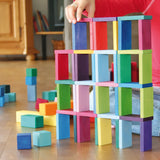 Kind baut Turm mit Farbtafel Rally von Grimm's