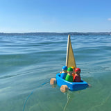 Großer Strandsegler von Grimm's mit 4 Regenbogenfreunden im Wasser schwimmend