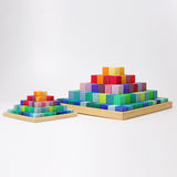 Große und kleine Stufenpyramide von Grimms von der Seite