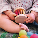 Kind mit Grimms Mini Babyroller Regenbogen