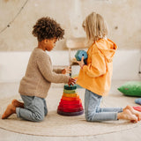 Kinder spielen mit riesigem geometrischem Scheibenturm von Grimm's