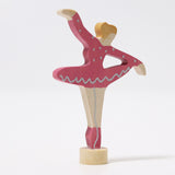 Steckfigur Balleina im rubinroten Kleid von Grimm's Seitenansicht
