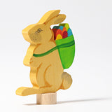Steckfigur Hase mit Korb von Grimm's in Schrägansicht