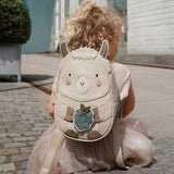 Kind mit Little Who Kinderrucksack Alpaka Lille in Frontansicht