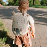 Kind draußen mit Little Who Kinderrucksack Alpaka Lille