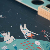 Nahaufnahme mit Astronautin von Balancierspiel "Up to the stars" von Londji