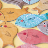 Detailansicht kleiner Fische von Londji Legespiel "The whale & the fish"