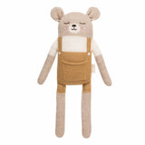 Großer Teddy aus Alpakawolle mit senffarbener Latzhose von Main Sauvage