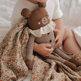 Kind mit Swaddle-Decke Quittenbaum von Main Sauvage