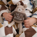 Kind hält Teddy aus Alpakawolle von Main Sauvage und Organic Zoo mit dem Spruch "Let's be friends"