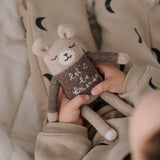 In Hand gehaltener Teddy aus Alpakawolle von Main Sauvage und Organic Zoo mit dem Spruch "Let's be friends"