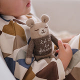 Kind hält Teddy aus Alpakawolle von Main Sauvage und Organic Zoo mit dem Spruch "Let's be friends"
