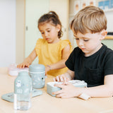 Kinder mit Montento Lunchbox mit Waschbärenmotiv in minzgrün