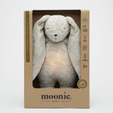 Moonie Einschlafhilfe und Kuscheltier-Hase im Farbton Organic Grau in Verpackung