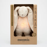 Moonie Einschlafhilfe und Kuscheltier-Hase im Farbton Organic Sand in Verpackung