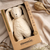 Moonie Einschlafhilfe und Kuscheltier-Hase im Farbton Organic Sand in Verpackung