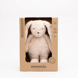 Sensorik-Hase von Moonie im Farbton Organic Sand in Verpackung