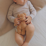 Moonie Sensorik-Teddybär im Farbton Organic Cappuccino von Kind gehalten